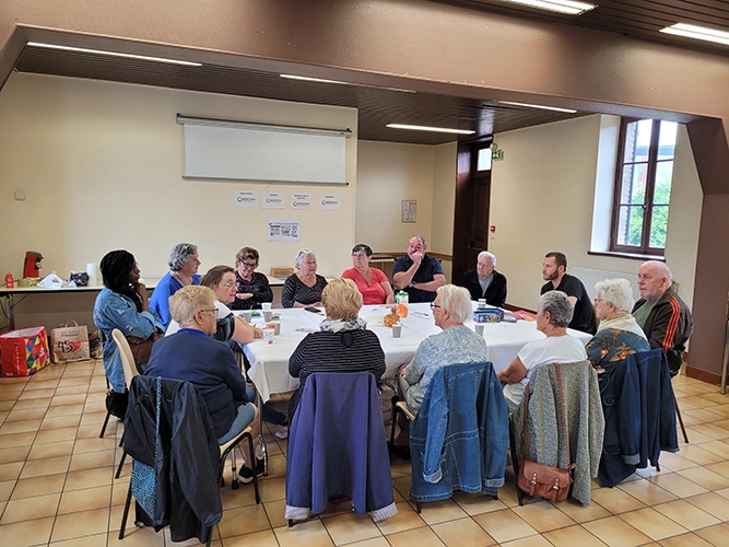 Personnes âgées discutant autour d'une table